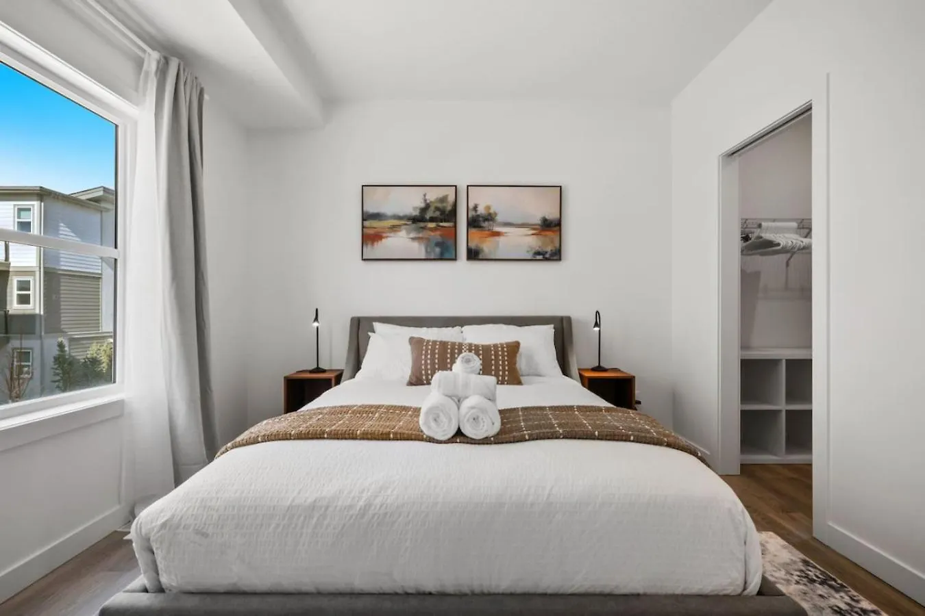 Holiday home Luxury Aspen 2Br Home With Double Garage Car Parking Calgary Canada