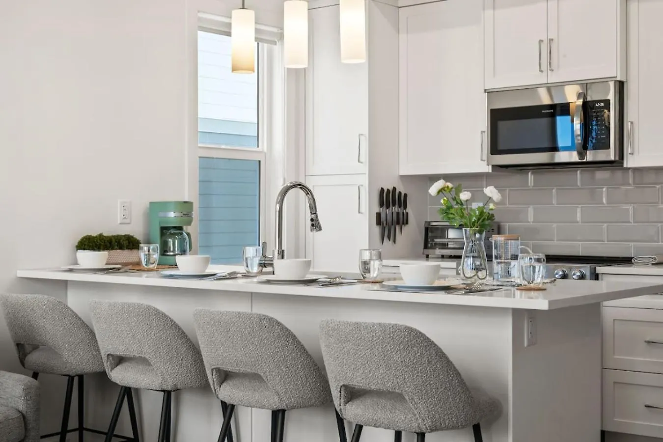 Luxury Aspen 2Br Home With Double Garage Car Parking Calgary Canada